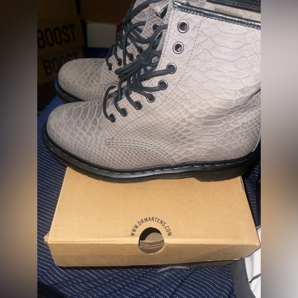 Women’s Dr Martens Gray Python Rare Boots Size 9 … - image 5